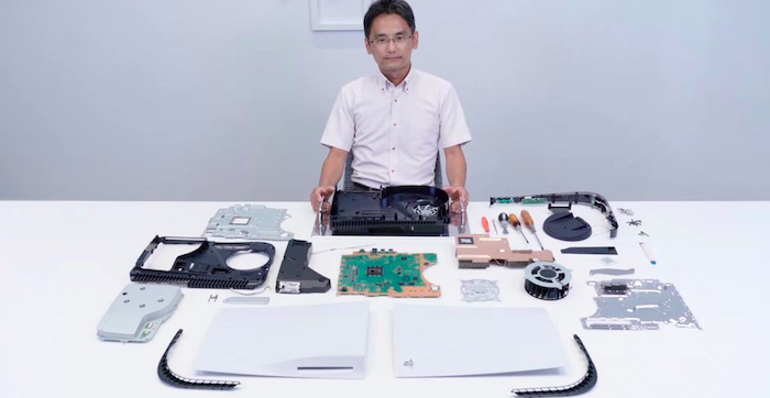 索尼(Sony)的Yasuhiro Ootori一边通过新主机的硬件聊天，一边拆卸PS5